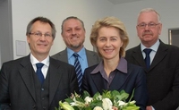 Ministerin Ursula von der Leyen gratuliert Dr. Olaf Mußmann zum Aufbau des Niedersächischen CSR-Awards